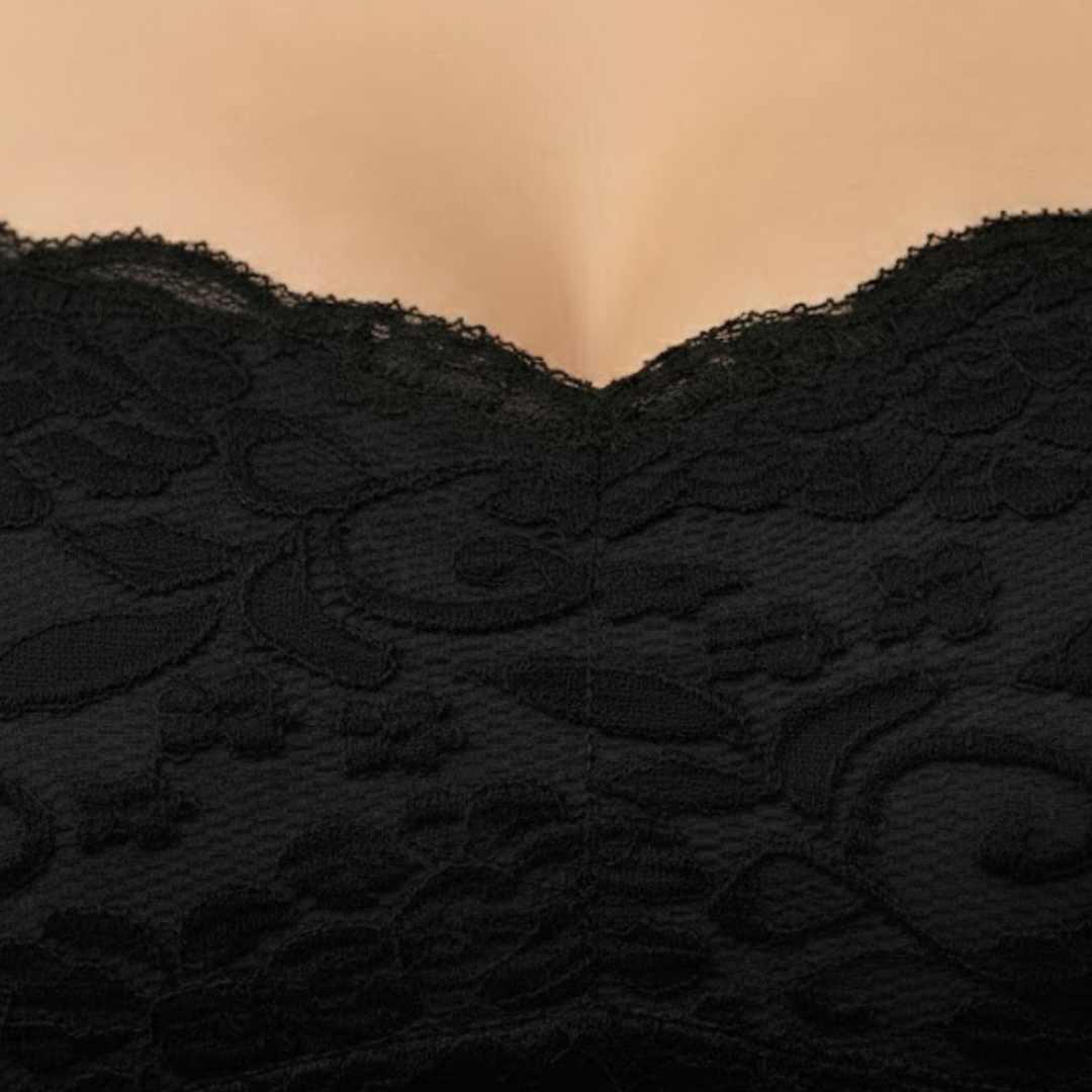 Top de mujer semitransparente con diseño en capas y adornos
