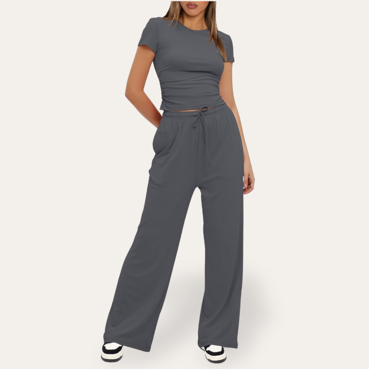 Damen Sportliches Set mit T-Shirt und Weitenhose | Vestea