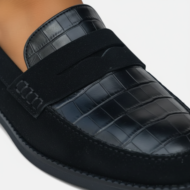 Damen Mokassins aus schwarzem Veloursleder mit Krokodil-Details | Vestea