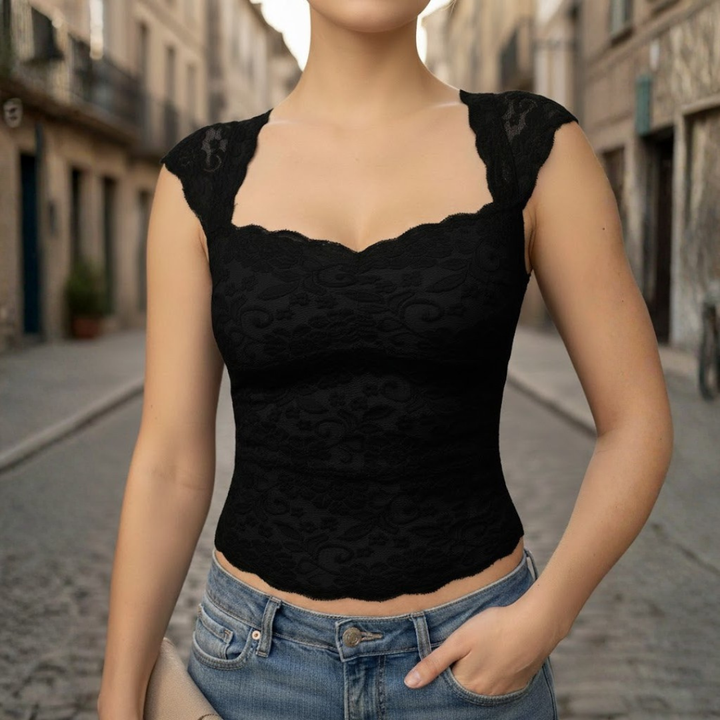 Top de mujer semitransparente con diseño en capas y adornos