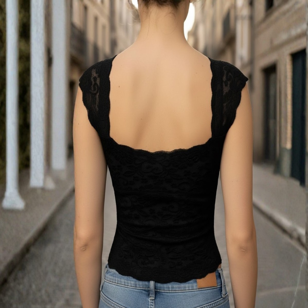 Top de mujer semitransparente con diseño en capas y adornos