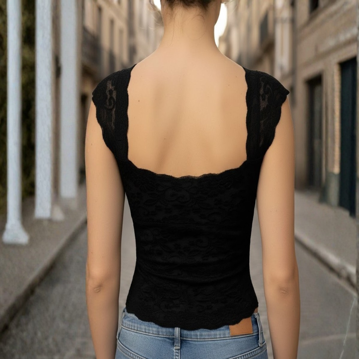 Top de mujer semitransparente con diseño en capas y adornos