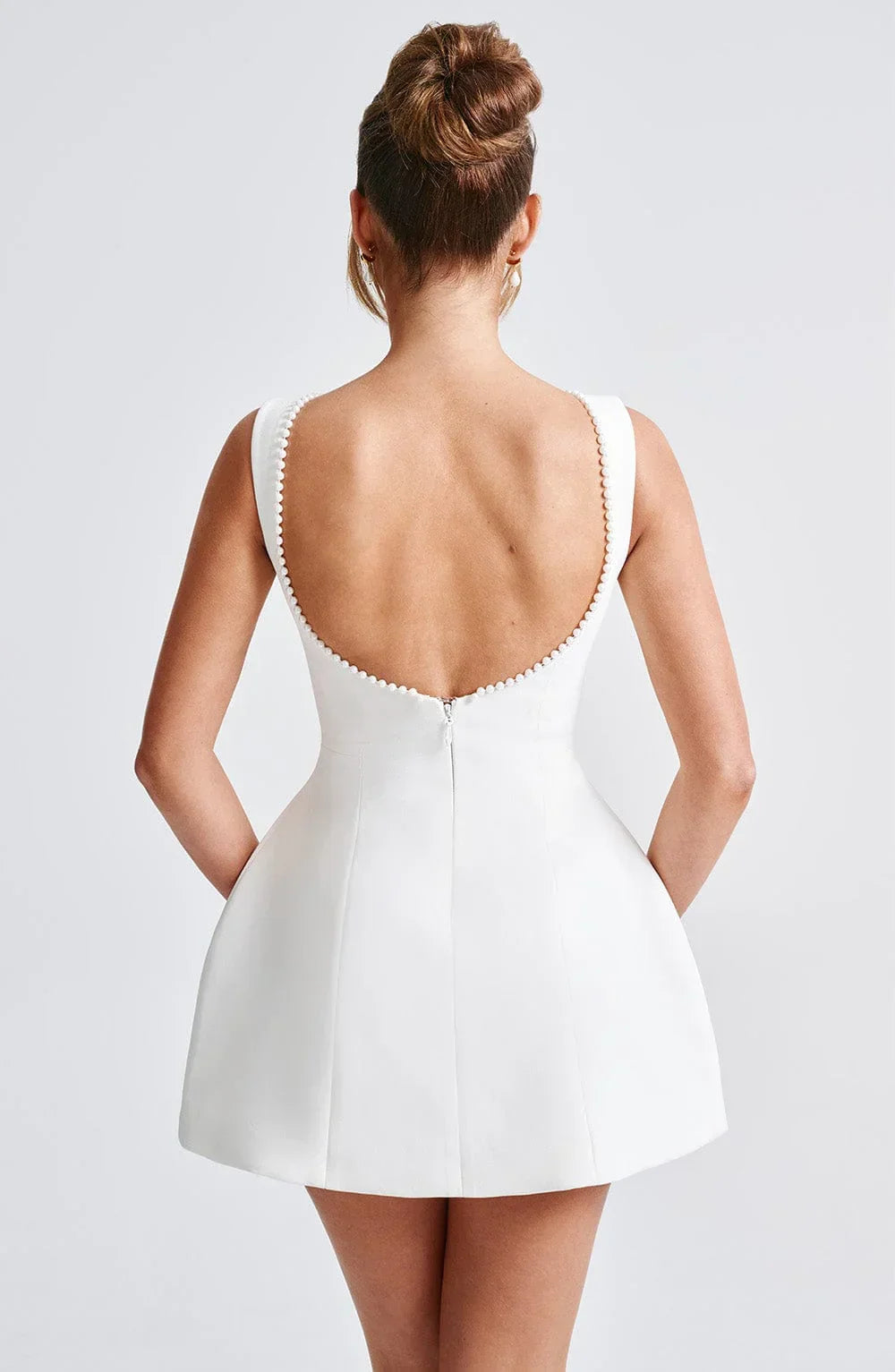 Robe courte femme sans manches avec nœud dans le dos