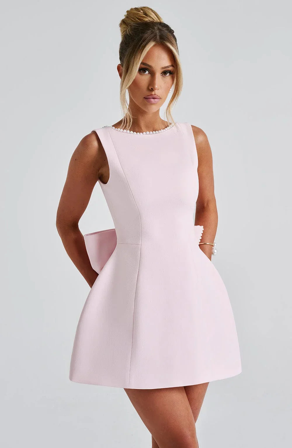 Robe courte femme sans manches avec nœud dans le dos