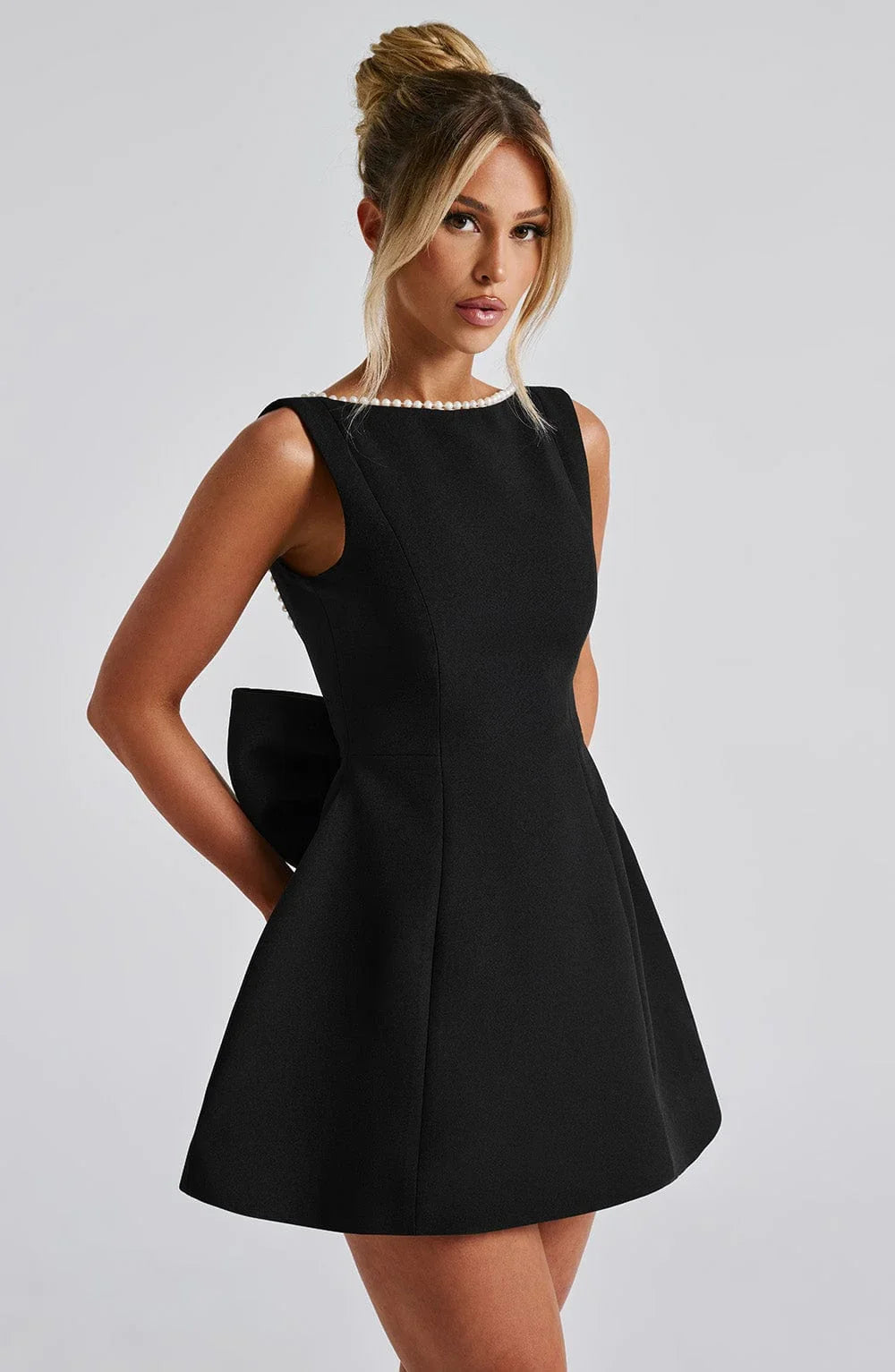 Robe courte femme sans manches avec nœud dans le dos
