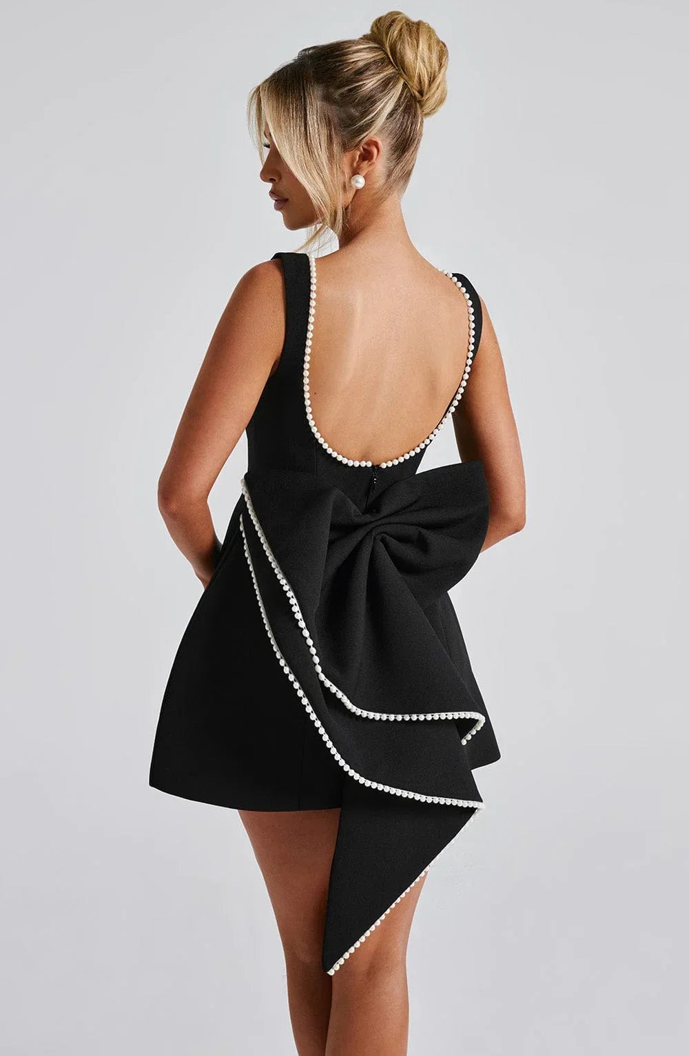 Robe courte femme sans manches avec nœud dans le dos