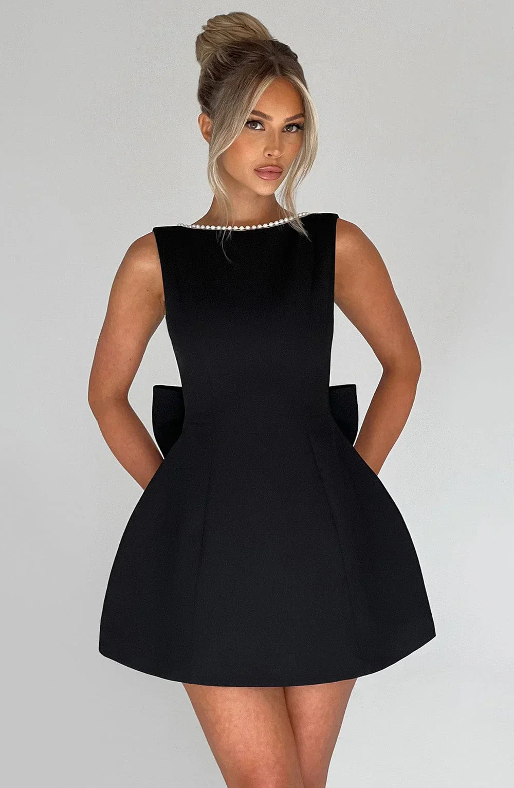 Robe courte femme sans manches avec nœud dans le dos