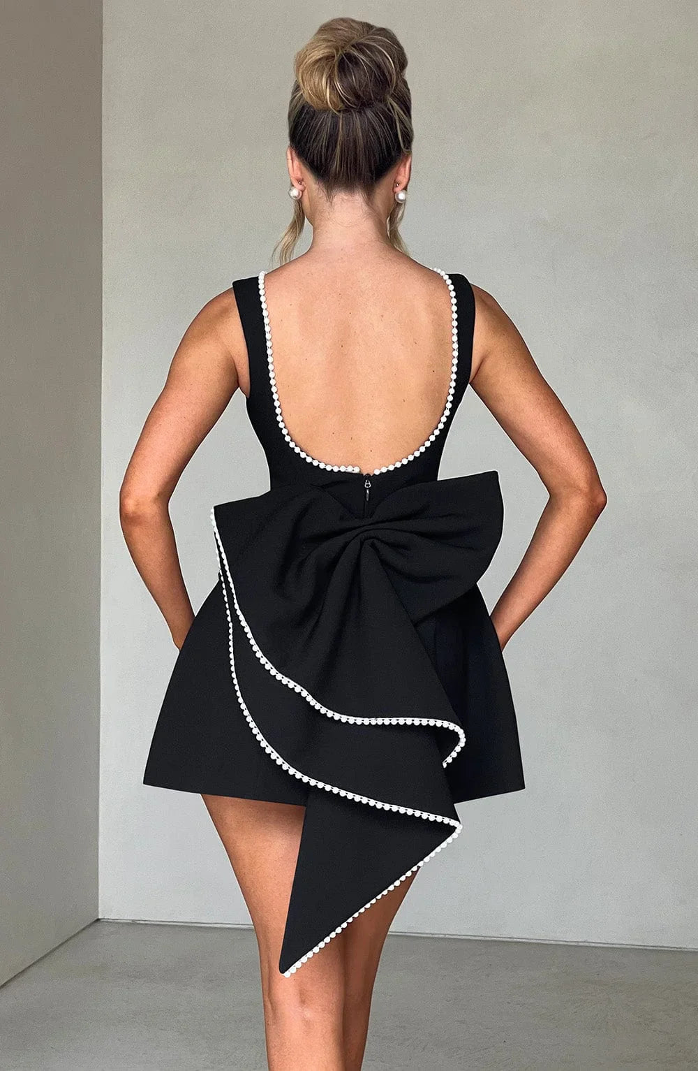 Robe courte femme sans manches avec nœud dans le dos