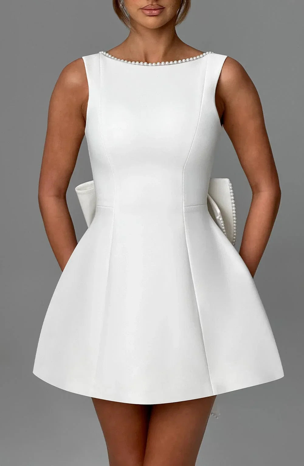 Robe courte femme sans manches avec nœud dans le dos