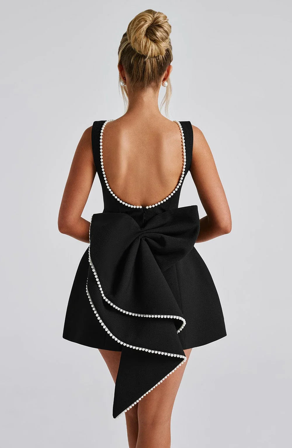 Robe courte femme sans manches avec nœud dans le dos