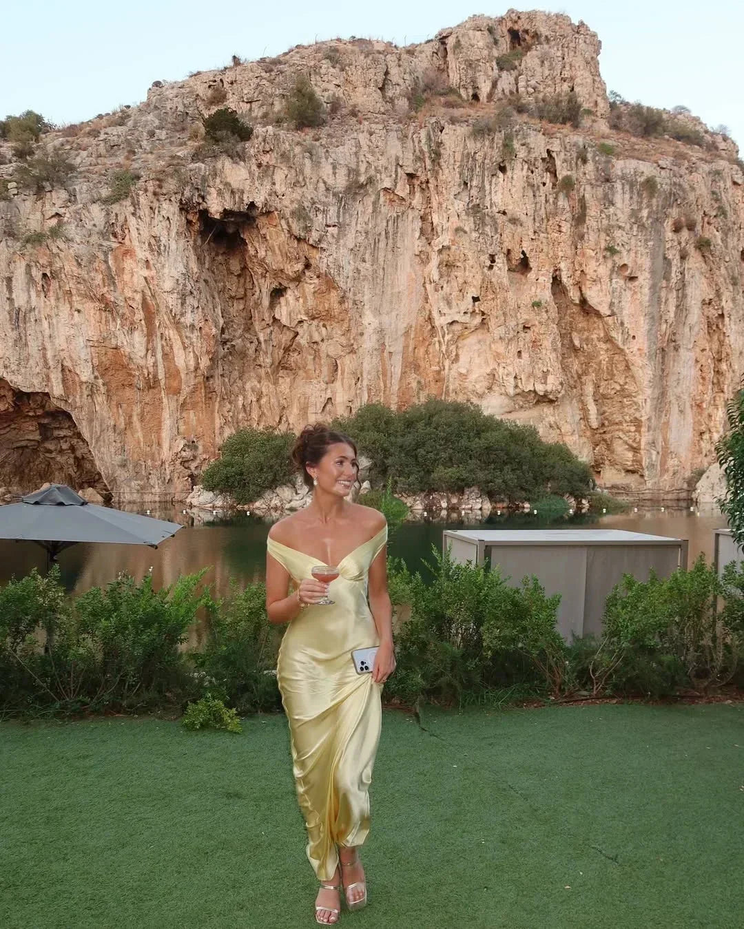 Robe longue satinée femme, épaules dénudées, sans manches