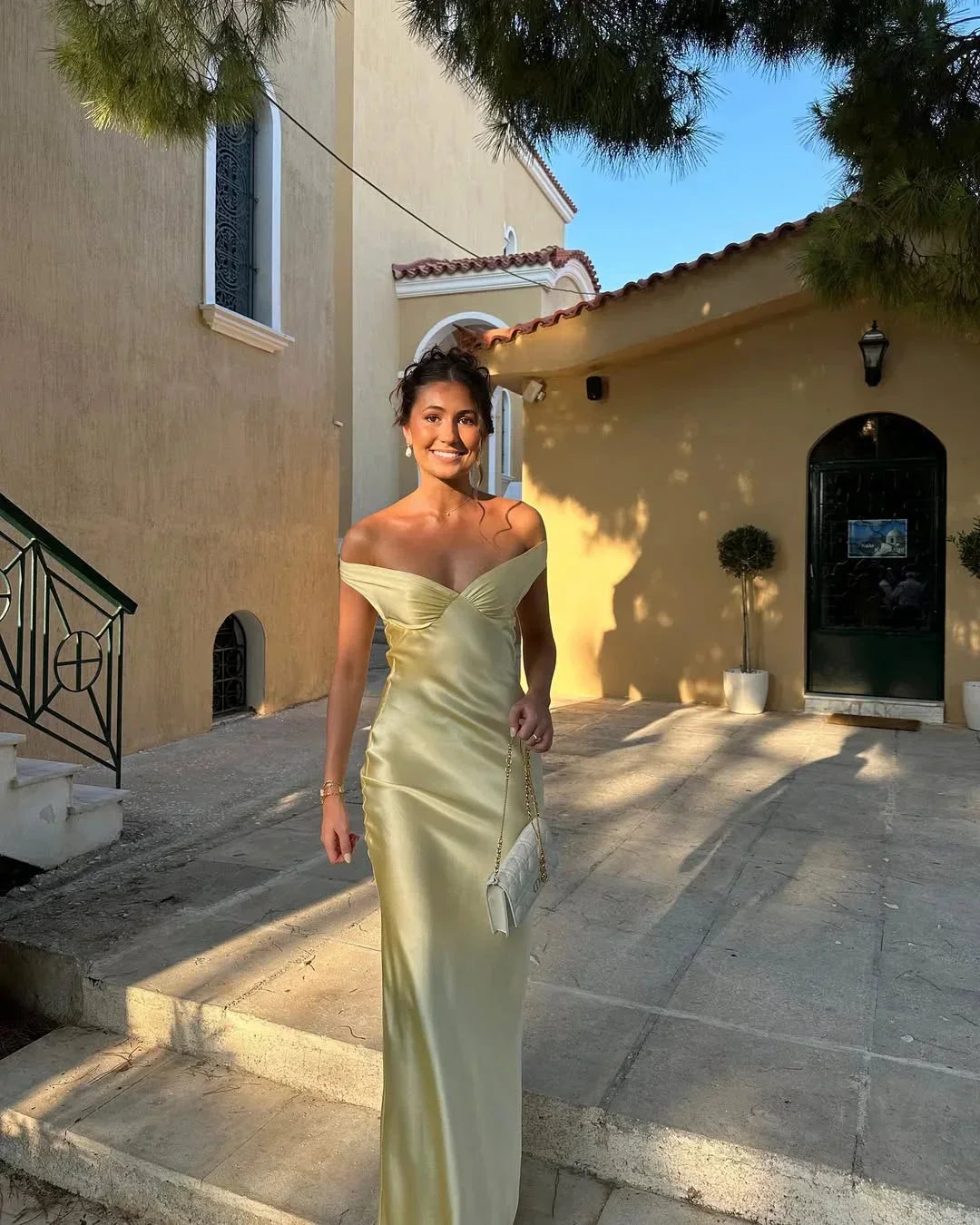 Robe longue satinée femme, épaules dénudées, sans manches